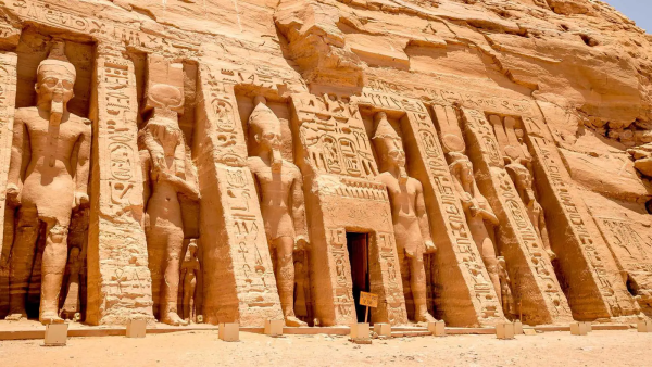 Day tour Aswan to Abu Simbel by bus